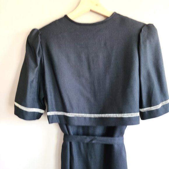 Elegant Black Dress with White Accents - Picture 5 of 13